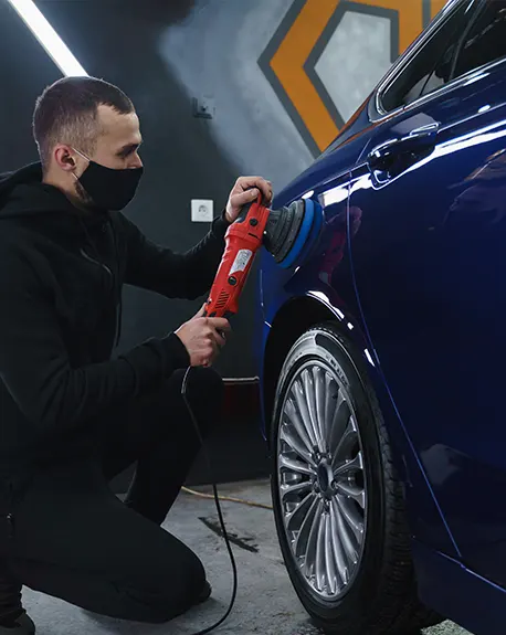 polishing-car-after-painting-detailing-car-from-outside-device-polishing-hands sa